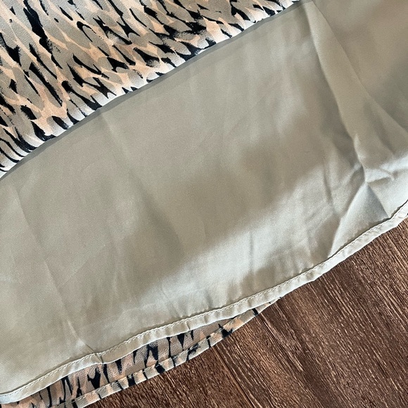 H&M Flutter Sleeved Dress - Picture 7 of 7